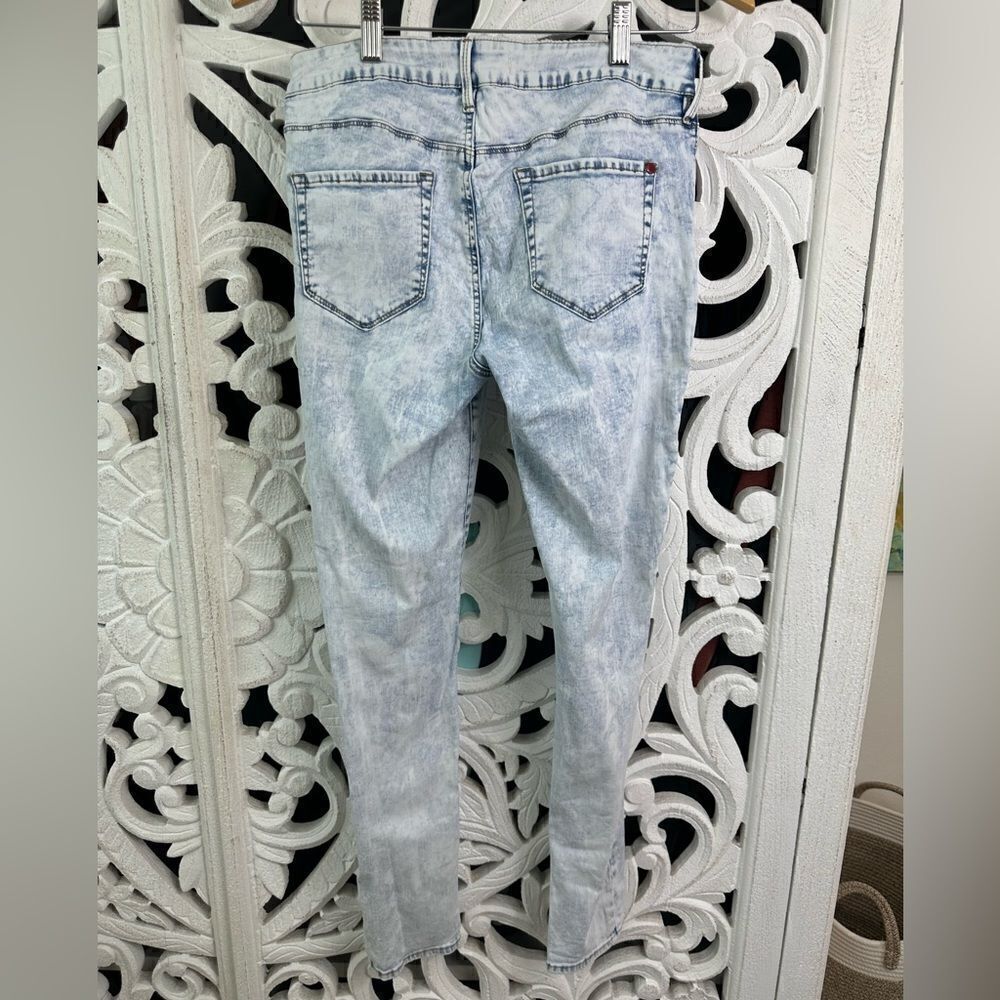 Bullhead Low-rise Skinniest Jean in Acid Wash color size 9 - Picture 2 of 13